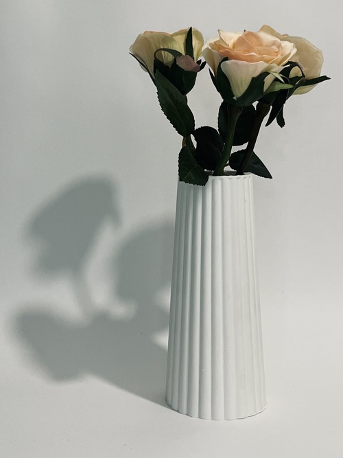 χειροποίητο κωνικό διακοσμητικό βάζο με ραβδώσεις