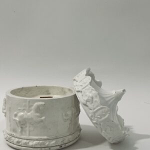 αρωματικό κερί "καρουζέλ" σε χειροποίητο διακοσμητικό λευκό δοχείο με ξύλινο φυτίλι